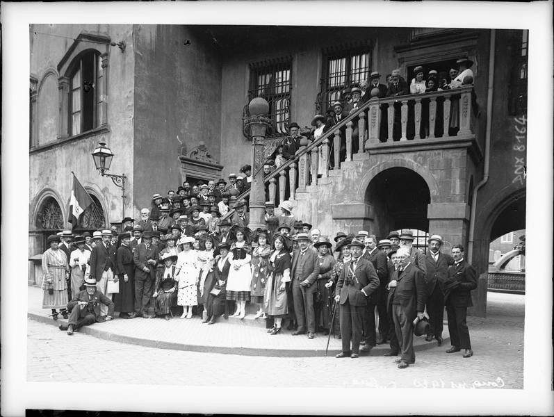 Congrès de 1920, portrait collectif : congressistes et femmes en costume traditionnel alsacien devant la façade