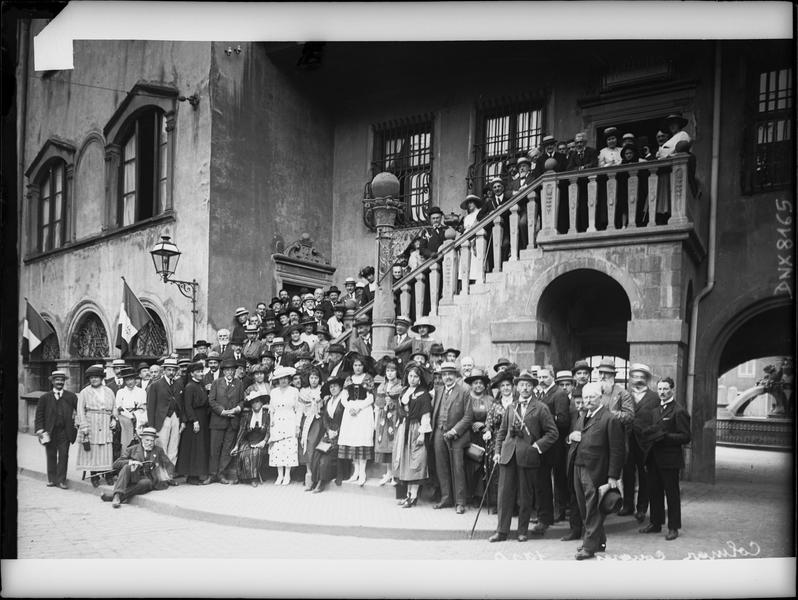 Congrès de 1920, portrait collectif : congressistes et femmes en costume traditionnel alsacien devant la façade