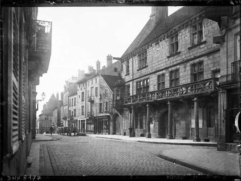 Façade sur rue, vue diagonale