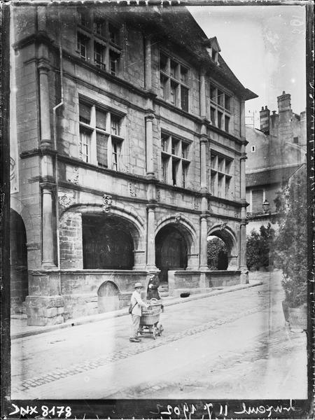 Façade sur rue, vue diagonale