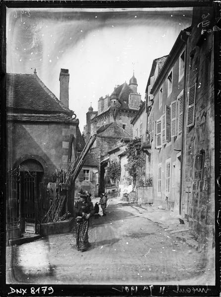 Toiture et clochetons en arrière-plan d'une rue