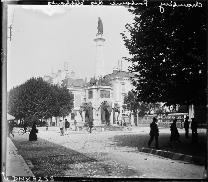 Vue d'ensemble, arbres et promeneurs