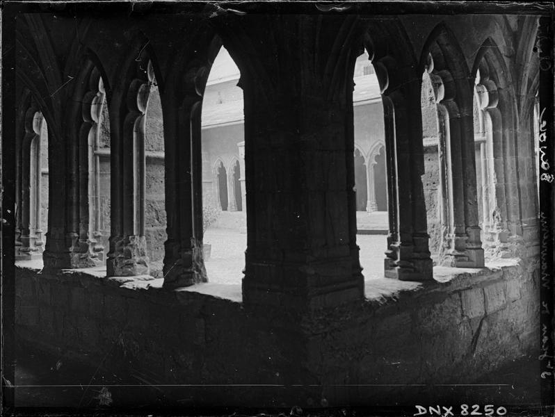 Intérieur : angle de deux galeries, pilier et arcatures polylobées