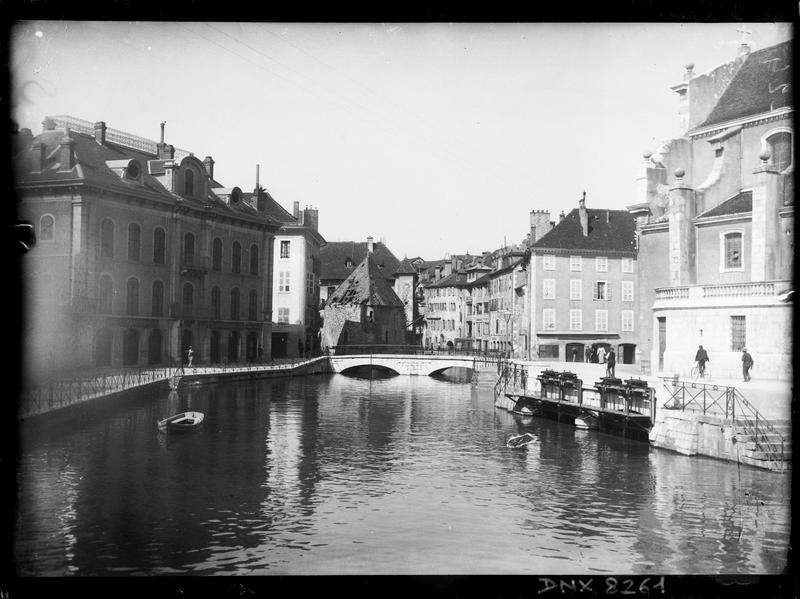 Ensemble Est avant restauration, au premier plan le canal du Thiou bordé de maisons