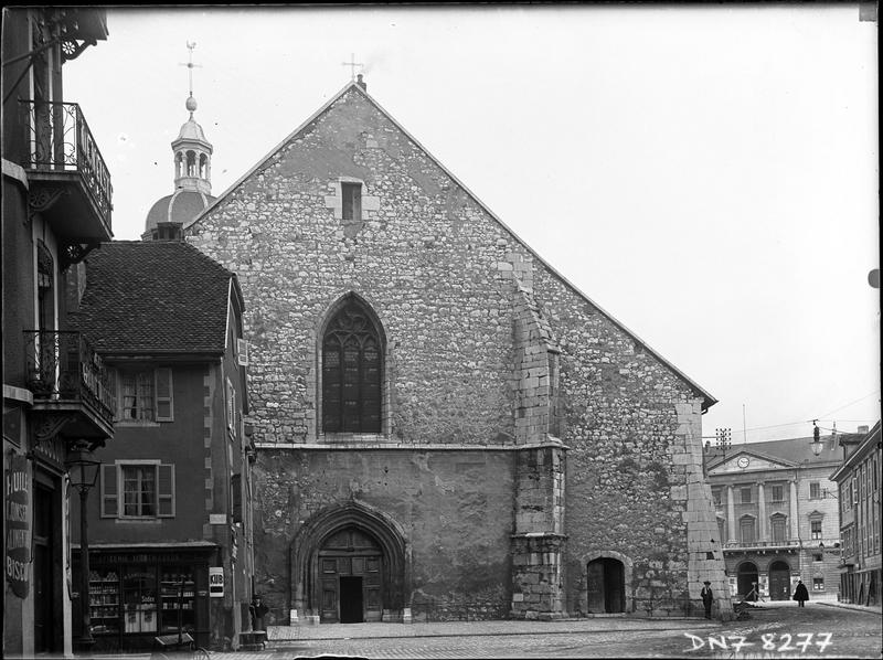 Façade ouest de l'église, et devanture de l'épicerie Montmasson