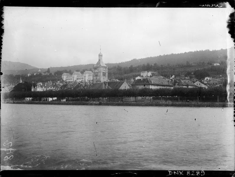 Bords du lac : clocher de l'église, hôtel en arrière-plan