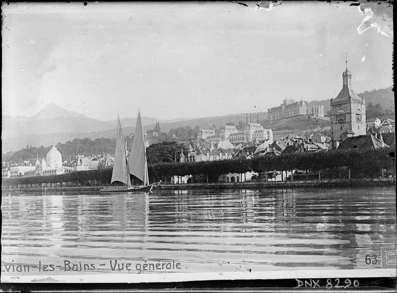 Bords du lac : voilier, clocher de l'église, hôtels en arrière-plan