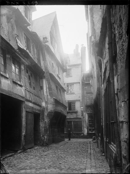Façades sur une rue pavée