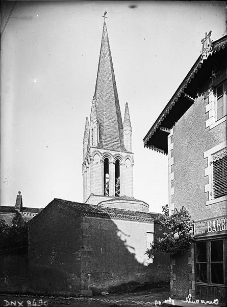 Eglise abbatiale Saint-Pierre : le clocher vu du village