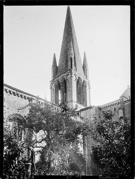 Eglise abbatiale Saint-Pierre : le clocher, angle sud-ouest