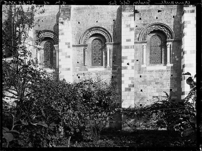 Eglise abbatiale Saint-Pierre, façade sud : fenêtres des trois premières travées