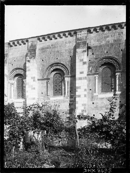 Eglise abbatiale Saint-Pierre, façade sud : fenêtres des trois premières travées