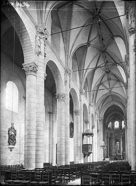 Eglise abbatiale Saint-Pierre, intérieur : nef et bas-côté nord vus de l'entrée