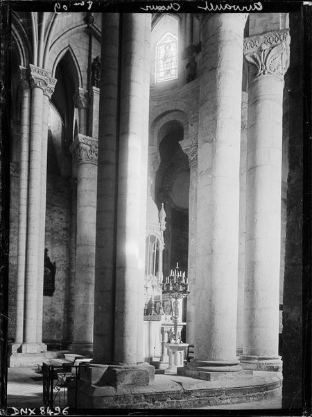 Eglise abbatiale Saint-Pierre, intérieur : partie du choeur et côté sud du déambulatoire