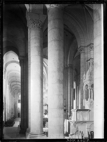 Eglise abbatiale Saint-Pierre, intérieur : colonnes sud du déambulatoire, partie du choeur et bas-côté sud