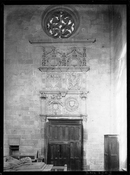 Intérieur : porte nord surmontée d'un bas-relief Renaissance