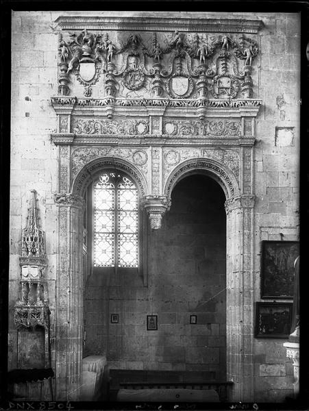 Intérieur, choeur, chapelle sud : double arcade à clef pendante, à décor Renaissance