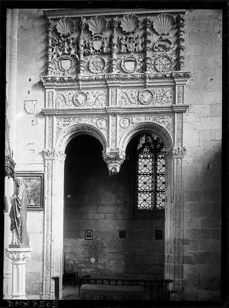 Intérieur, choeur, chapelle nord : double arcade à clef pendante, à décor Renaissance