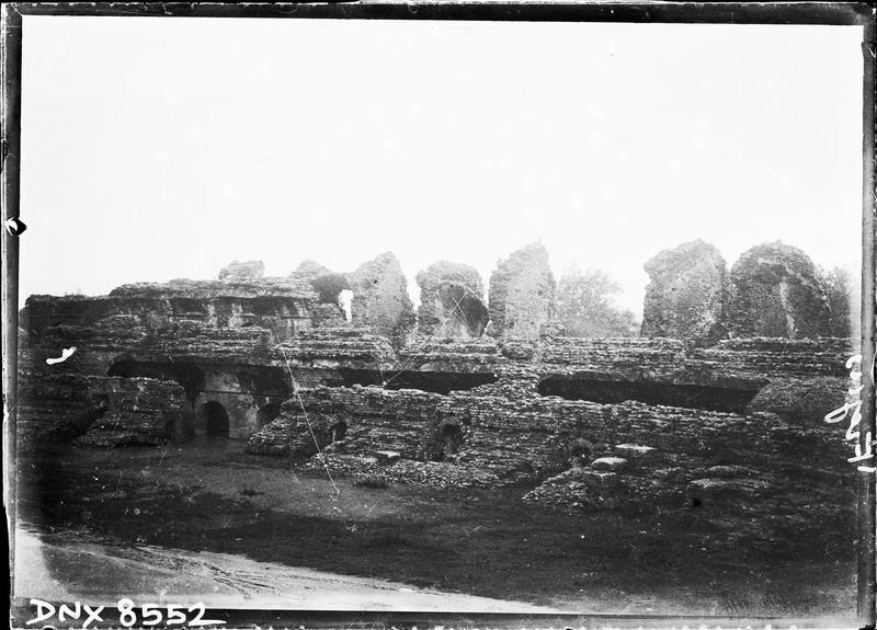 Arènes : ruines des gradins