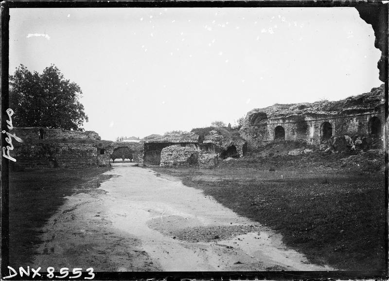 Allée traversant les arènes