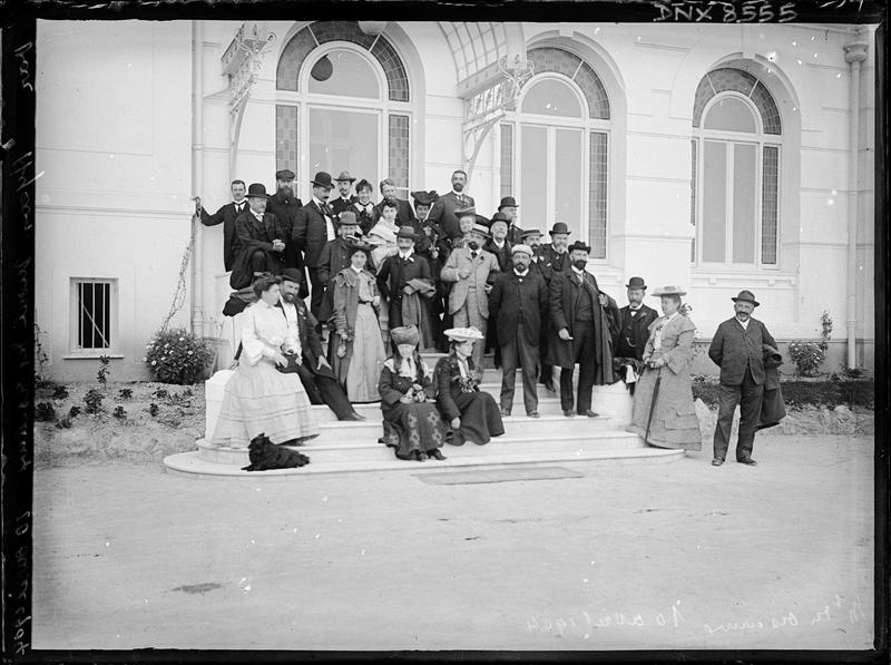 Portrait collectif : participants au congrès de 1904, sur le perron