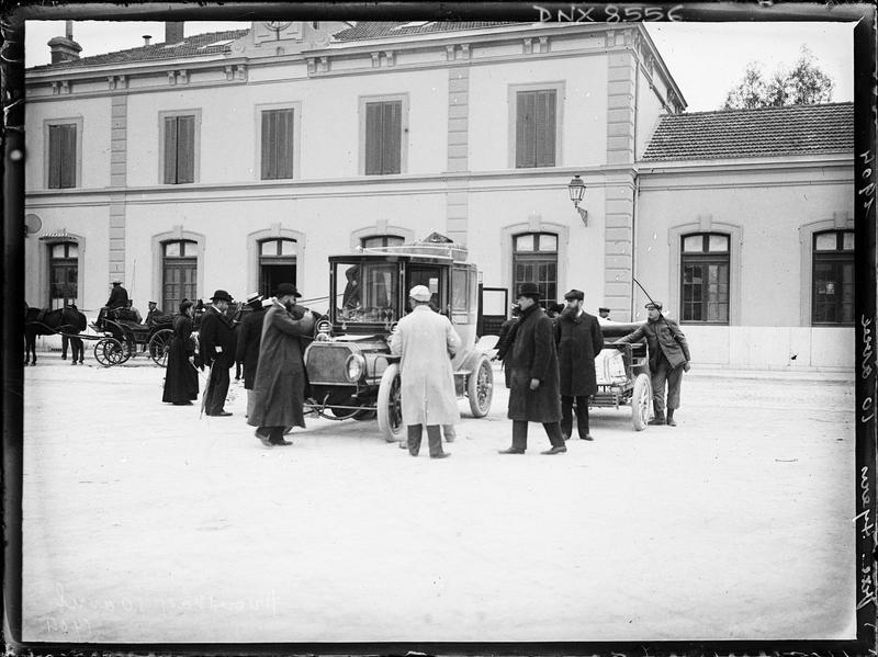Automobiles devant la gare