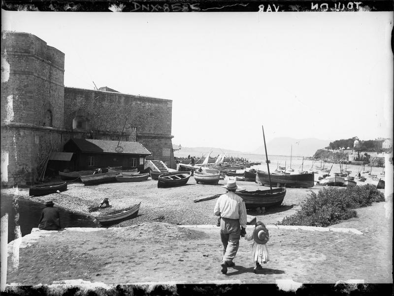 Façade sur le port Saint-Louis, barques de pêche à l'amarrage