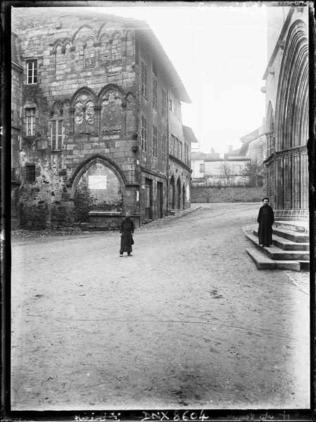 Façades face à la Collégiale