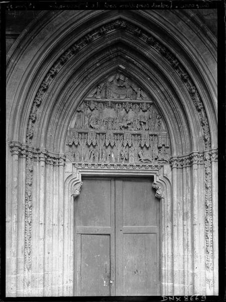 Portail nord sous la galerie du cloître, tympan sculpté de scènes de la vie de saint Germain