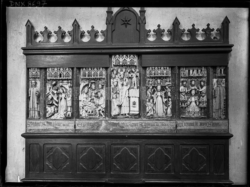 Intérieur : retable composé de sept bas-reliefs en albâtre polychrome, vue d'ensemble