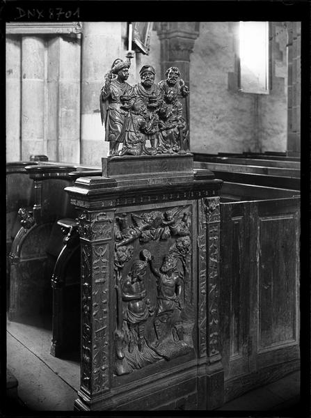 Intérieur, stalles du choeur : groupe sculpté (l'Adoration des Mages) et jouée latérale (le baptême du Christ)