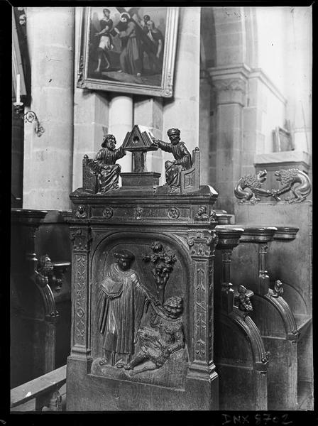 Intérieur, stalles du choeur : groupe sculpté (les lecteurs) et jouée latérale