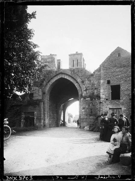 Porte de ville dite porte d'En-Haut : façade extra-muros