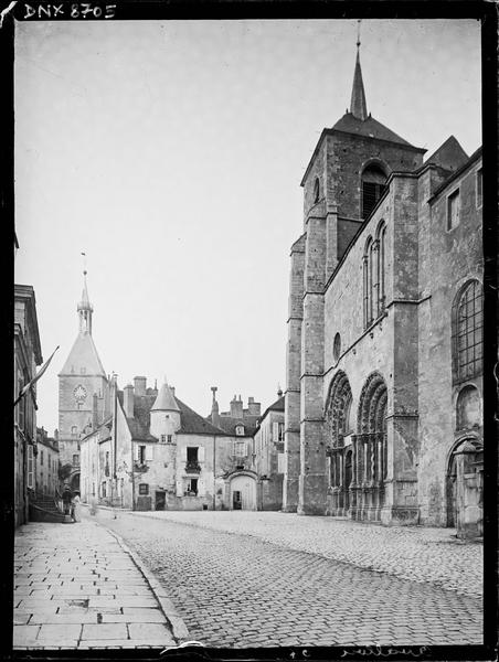 Façade ouest de l'église, maison et tour en arrière-plan