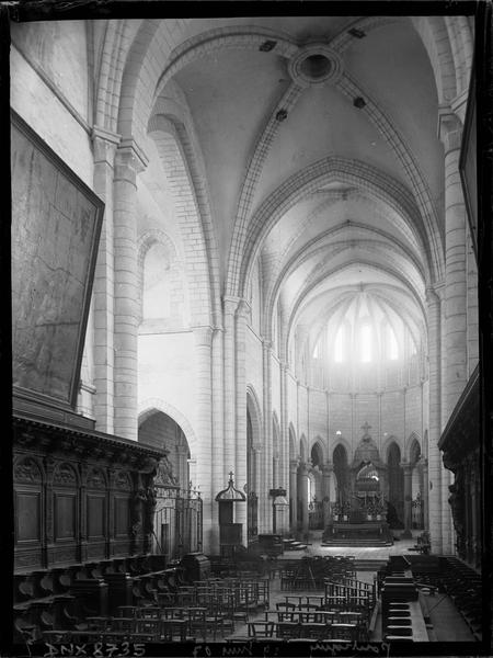 Intérieur : la nef vers le choeur