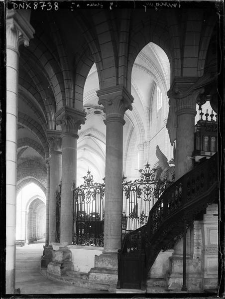 Intérieur : déambulatoire au revers de l'autel, escalier