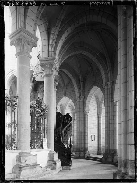 Intérieur : partie sud-est du déambulatoire, escalier