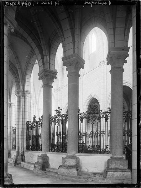 Intérieur : partie sud du déambulatoire, grilles du choeur en fer forgé