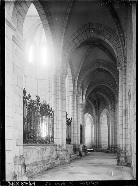 Intérieur : partie sud du déambulatoire vue vers l'est, grilles du choeur en fer forgé