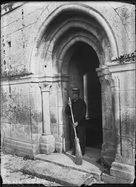 Balayeur sous le portail de la façade nord