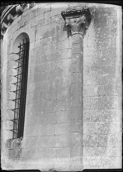 Abside, détail : colonne engagée et chapiteau