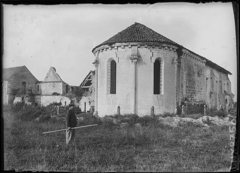 Ensemble nord-est, homme tenant une perche au premier plan