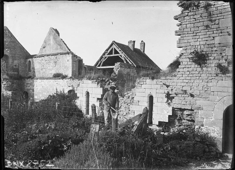 Ruines au sud de l'abside