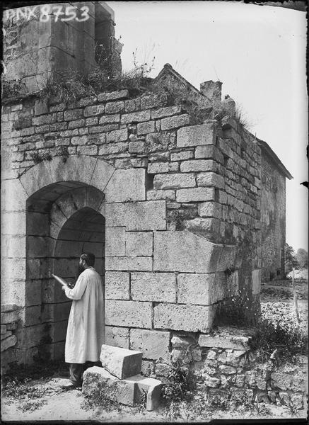 Ruines, homme prenant des notes