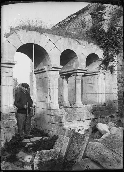 Ruines, homme mesurant avec une perche l'entrée de la salle capitulaire