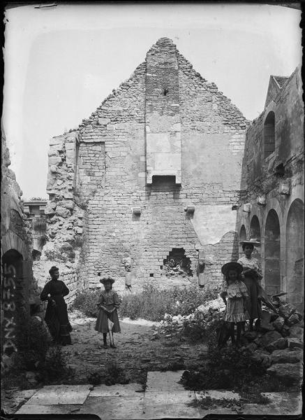 Femmes et fillettes dans les ruines du réfectoire