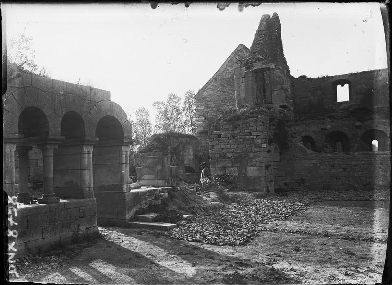 Arcades de la salle capitulaire et ruines du réfectoire