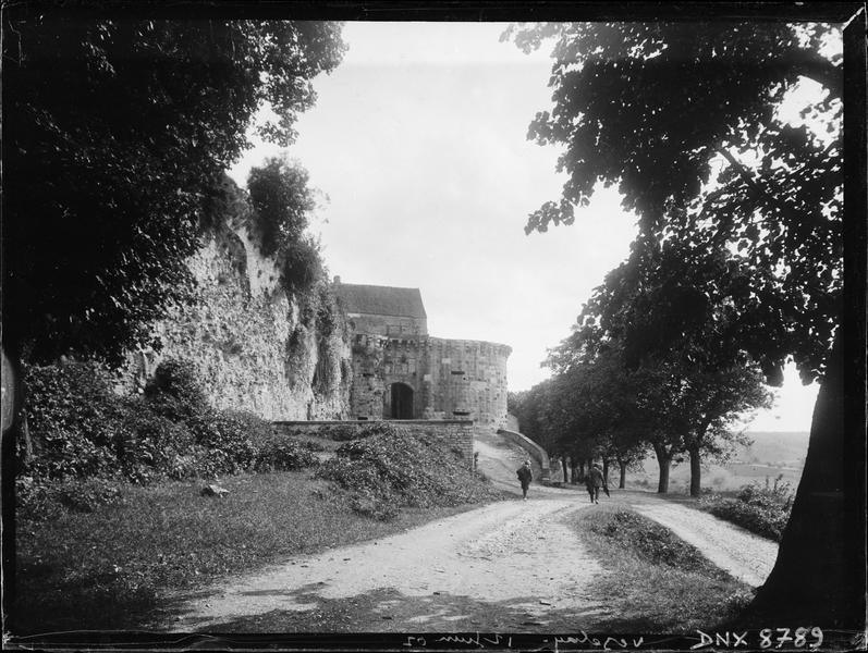 Porte de ville dite Porte-Neuve et vestiges des remparts