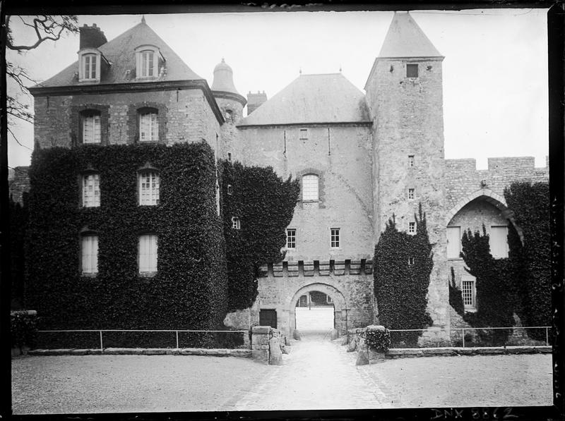 Façade principale : entrée et donjon