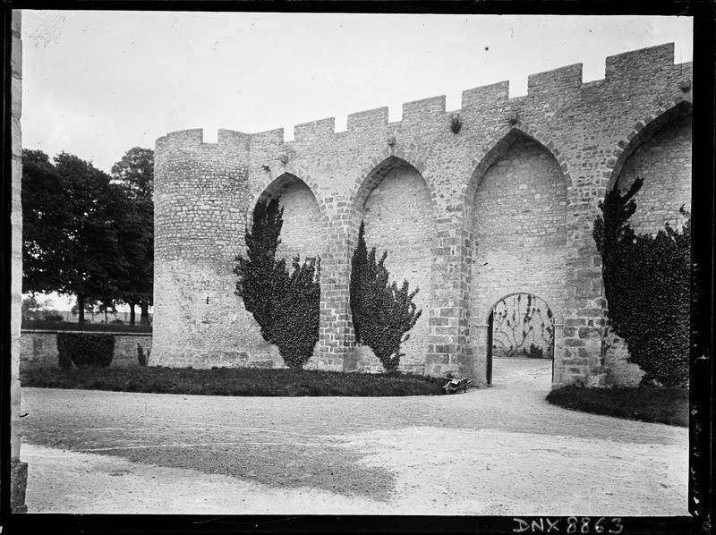 Façade latérale : créneaux, arcs en tiers-point et tour d'angle